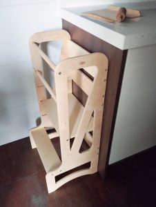 torre de aprendizaje es un ejemplo del mobiliario didactico montessori disponible en nuestra tienda online