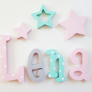 letras de madera decoradas a mano son letras personalizadas unicas y perfectas para decorar habitación infantil