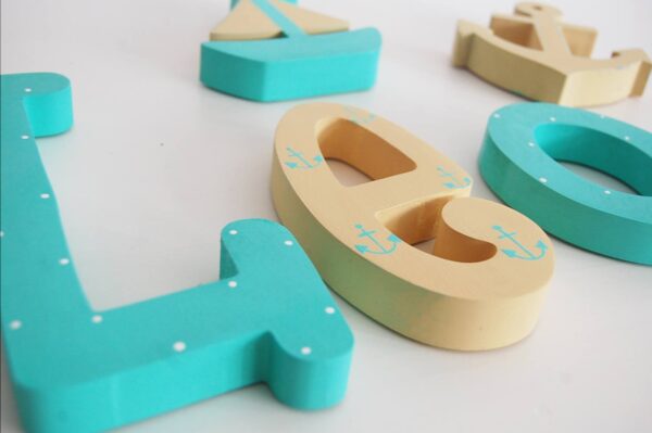 letras-de-madera-nombre-en-madera-nombre-personalizado-nombre-pintado-a-mano-regalo-reciennacido-nombre-para-pared-letras-de-madera-letras-adhesivas-letras-para-la-perta-nombre-leo-juguetines letras de madera decoradas a mano son letras personalizadas unicas y perfectas para decorar habitación infantil