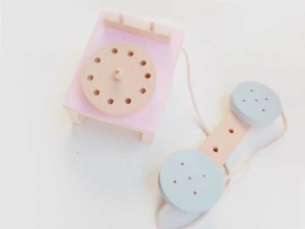 telefono de madera es un telefono de juguete ideal para jugar, para desarrollar su imaginación y para decorar la habitación infantil