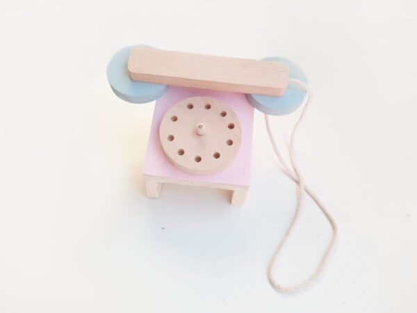 telefono de madera es un telefono de juguete ideal para jugar, para desarrollar su imaginación y para decorar la habitación infantil
