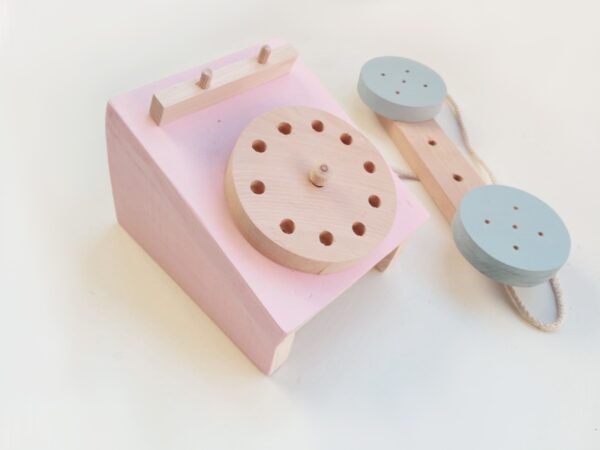 telefono de madera es un telefono de juguete ideal para jugar, para desarrollar su imaginación y para decorar la habitación infantil