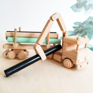 camion con troncos es un camion de juguete hecho de madera y se cnvertirá en un regalo perfecto para un reciennacido