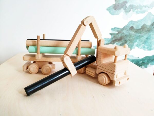 camion-infantil-camion-para-jugar-camion-para-niños-camion-con-troncos-camion-de-madera-juguetines. camion con troncos es un camion de juguete hecho de madera y se cnvertirá en un regalo perfecto para un reciennacido