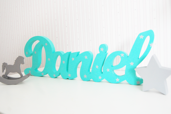 Nombre en madera es un elemento decorativo ideal para la habitacion infantil ya que letras de madera personalizadas y decoradas a mano le dán un toce mágico a cualquier zona infantil
