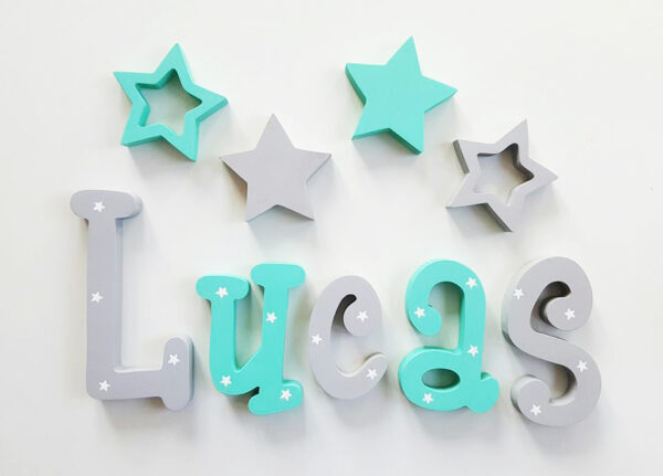 letras-de-madera-letras-decorativas-nombre-en-madera-regalo-bayshower-regalo-bautizo-letras-madera-letras-pared-letras-puerta-juguetines letras de madera decoradas a mano son letras personalizadas que se pueden pegara a la pared o la puerta, ideales para decorar habitación infantil