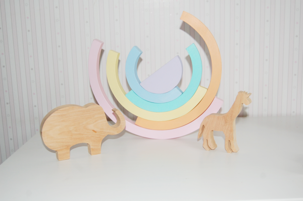 arcoiris-de-madera-arcoiris-montessori-arcoiris-waldorf-arcoiris-grimms-juguetes-de-madera-juguetines arcoiris de madera es un juguete educativo y a la vez decora habitaci贸n infantil