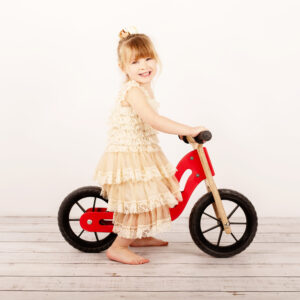 bicicleta sin pedales de madera es perfecta para que tu peque aprensa a mantener el equilibrio y montar una bicicleta con pedales