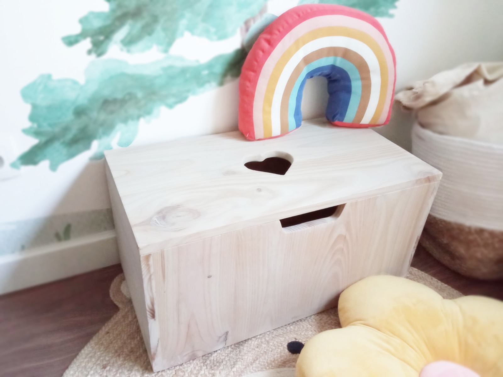 Baúl de madera con el detalle del corazón - Baúl Infantil - Baúl almacenaje  - Mobiliario Infantil - Decoración infantil - Juguetines