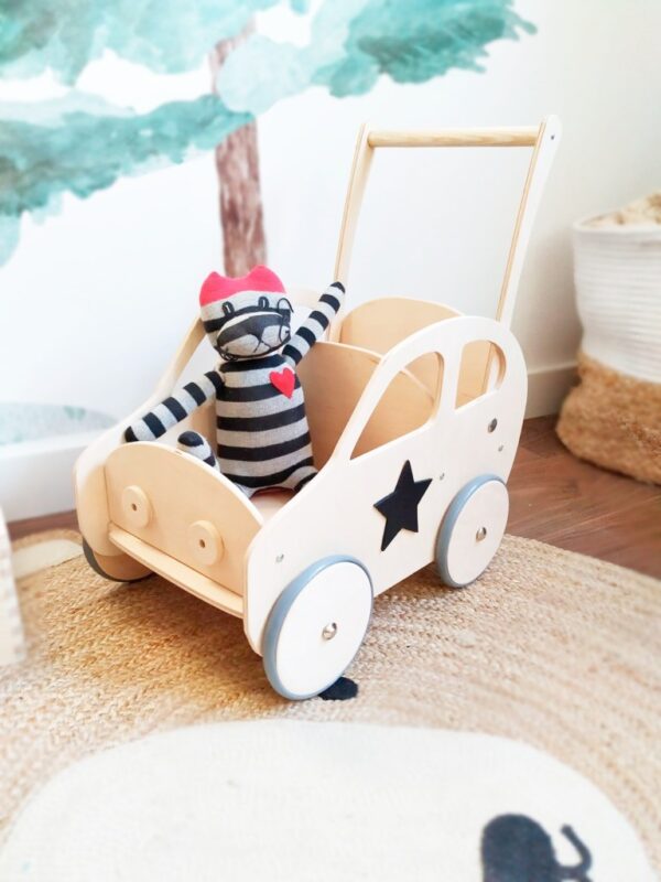 Carrito en forma de coche es unno de los juguetes de madera ideal para regalar
