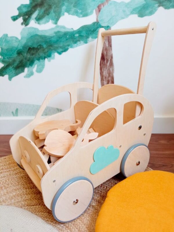 Carrito en forma de coche es unno de los juguetes de madera ideal para regalar