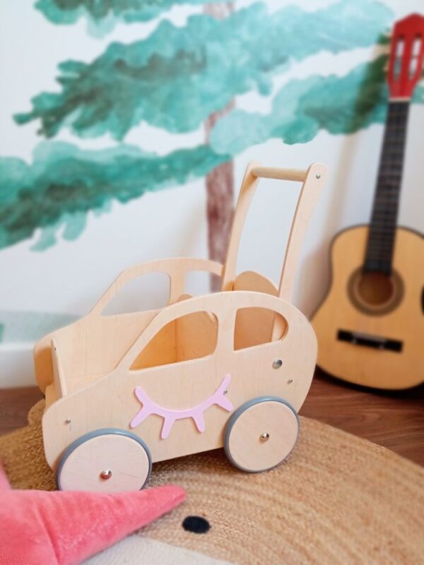 Carrito en forma de coche es unno de los juguetes de madera ideal para regalar