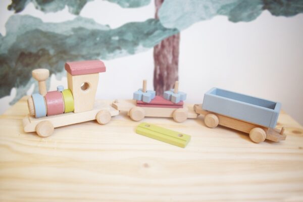 tren de madera es un juguete de madera ideal para los pequeños exploradores para desarrollar su motricidad fina y a la vez decorar la habitacion infantil