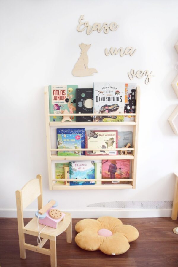 estantería para libros Montessori junto con otras estanterias infantiles Montessori es una opción ideal para la zona de lectura infantil