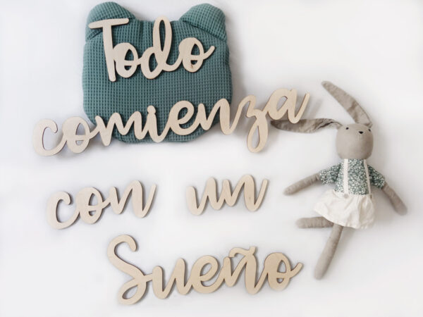 frase decorativa todo comienza con un sueño esun elemento ideal para decorar la habitación infantil