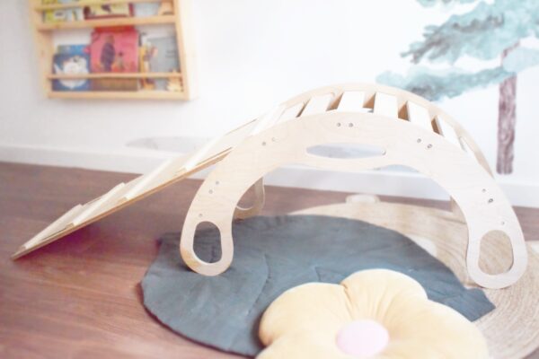 Arco balancín Pikler con rampa de escalera y tobogán mobiliario pikler media luna pikler mobiliario montessori estimulacion temprana juguetes de madera Arco y el balancín Pikler con rampa, que por un lado es escalera y por otro lado tobogán, componen un juguete ideal para la estimulación temprana de niños