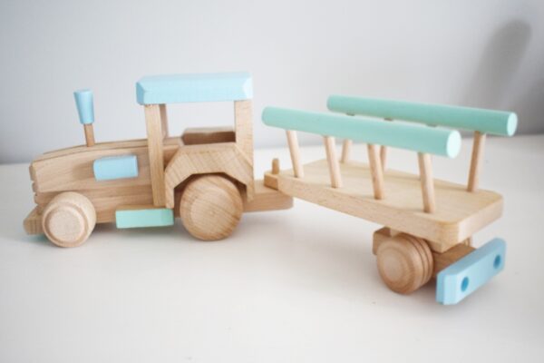 tractor de madera con remolque es un juguete de madera ideal para desarrollar la imaginación de los mas pequeños