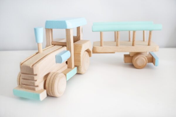 tractor de madera con remolque es un juguete de madera ideal para desarrollar la imaginación de los mas pequeños