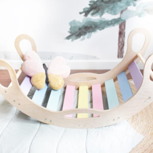 arco balancin pintado en colores arcoiris es un juguete de madera ideal para el desarrollo infantil