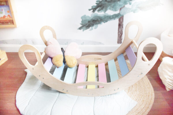 arco Pikler Arco balancin arcoiris de madera arco pikler balancin pikler mobiliario pikler balancin pikler juguetes de madera juguetines arco Pikler es un Arco balancin pintado en colores arcoiris, un juguete de madera ideal para el desarrollo infantil
