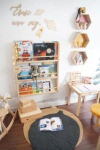 estanteria montessori para rincon de lectura en la habitacion infantil