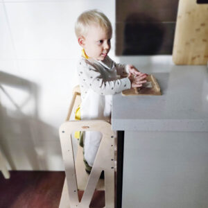 torre de aprendizaje evolutiva ayuda a los pequeños participar en tareas cotidianas