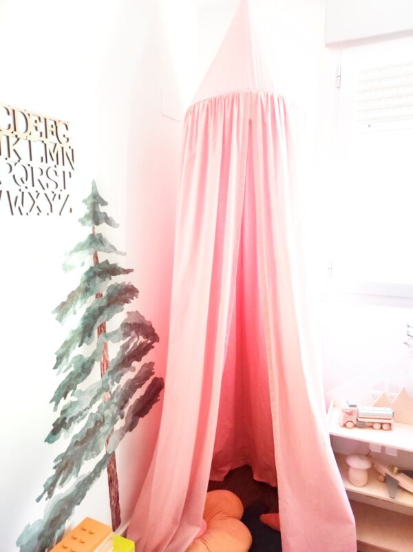 dosel infantil es un elemento perfecto para crear una zona de juego única en la habitaci´n infantil