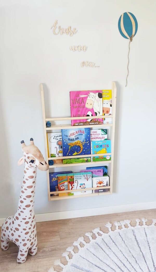 Estantería infantil montessori o una libreria de pared con mucha capacidad para libros ahorra espacio en habitación infantil