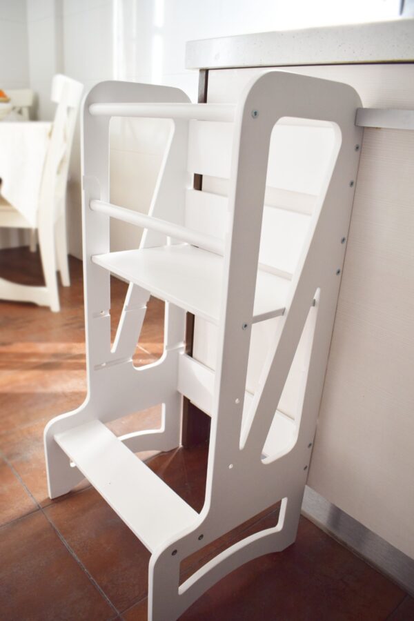 Torre de Aprendizaje ajustable en 3 alturas en color balnco es ideal a partir de 12 meses Juguetines