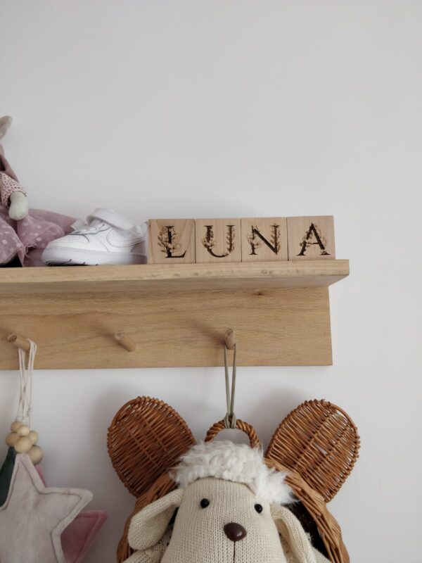 Cubos de madera con nombre cubos con letras Nombre en bloques de madera decoracion nombre bebe decoracion habitacion bebe habitaciones infantiles juguetines 1 Cubos de madera con nombre se convertirá en un regalo ideal para recien nacido, regalo babyshower o regalo bautizo