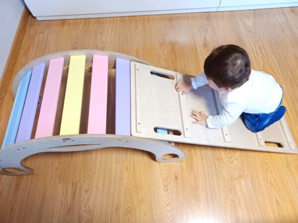 balancin arco iris balancin pikler arco balancin con rampa mobiliario pikler juguetes educativos para bebes juguetines 2 Balancin arcoiris con rampa es un juguete de madera educativo ideal para el desarrollo temprano de los niños