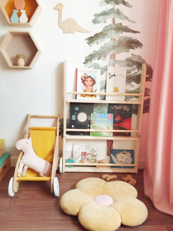 estantería infantil pared es una estanteria montessori ideal para mantener el rincon de lectura de tu peque ordenado