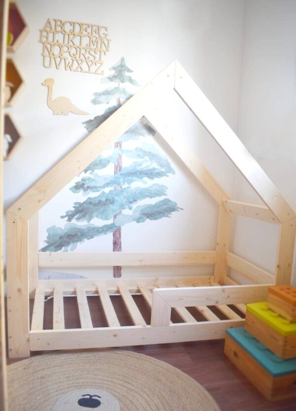 cama cabaña es una cama infantil en forma de casita con el somier a ras de suelo perfrcta como primera cama infantil