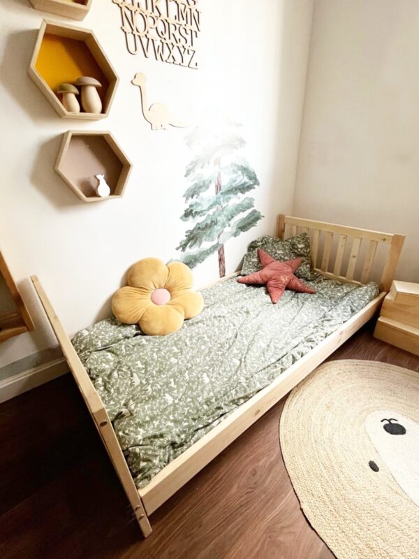 Cama Infantil Montessori 3 en 1 Cama Para Niños con Barreras Montessori Toddler Bed With Barriers Wooden Bed For Kids With Safety Guards Floor Bed Montessori Kleinkinderbett mit Barrieren Juguetines. Cama infantil con barrera delantera y trasera desmontable y somier colocado a poca altura es ideal como primera camita para niños que dejan la cuna